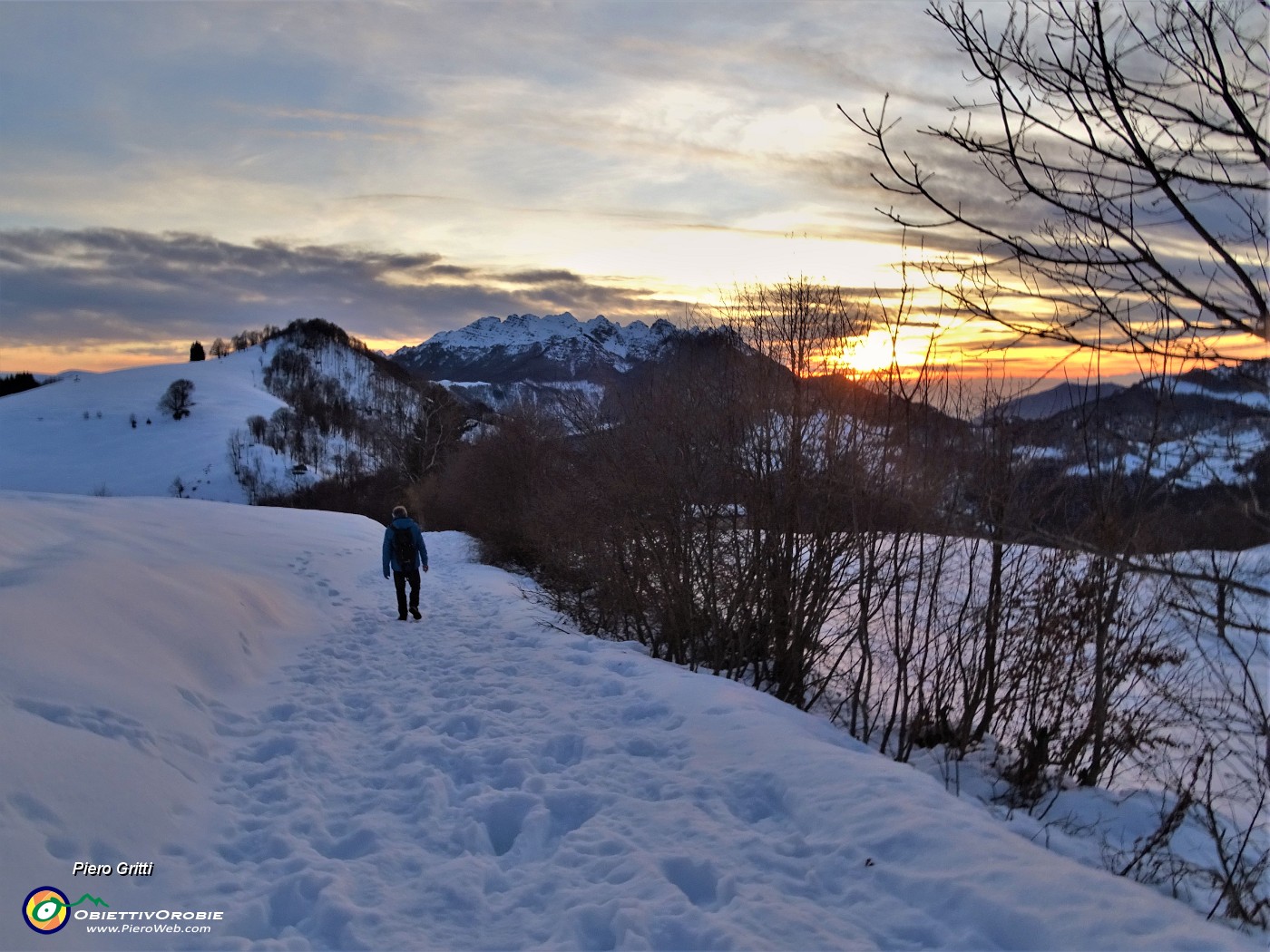74 Pestando neve e godendoci il tramonto.JPG